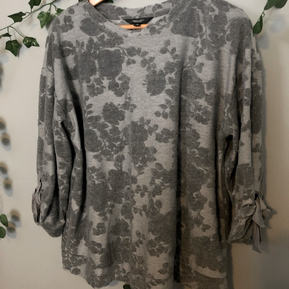 ❌SOLD❌Vera Wang Blouse/Light weight sweater